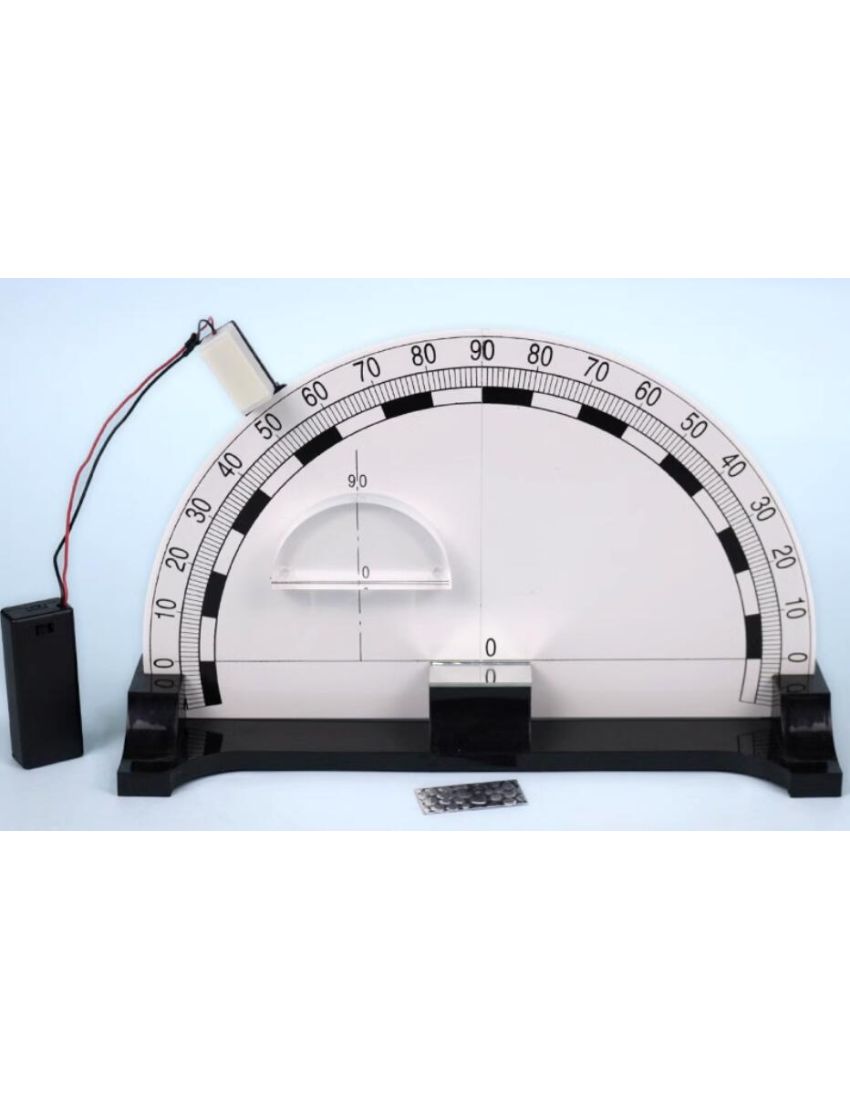 Physik Experimente - Experiment zur Überprüfung der Lichtbrechung, um sicherzustellen, dass der Brechungswinkel kleiner ist als der Einfallswinkel, wenn es von Luft in ein anderes transparentes Medium eintritt